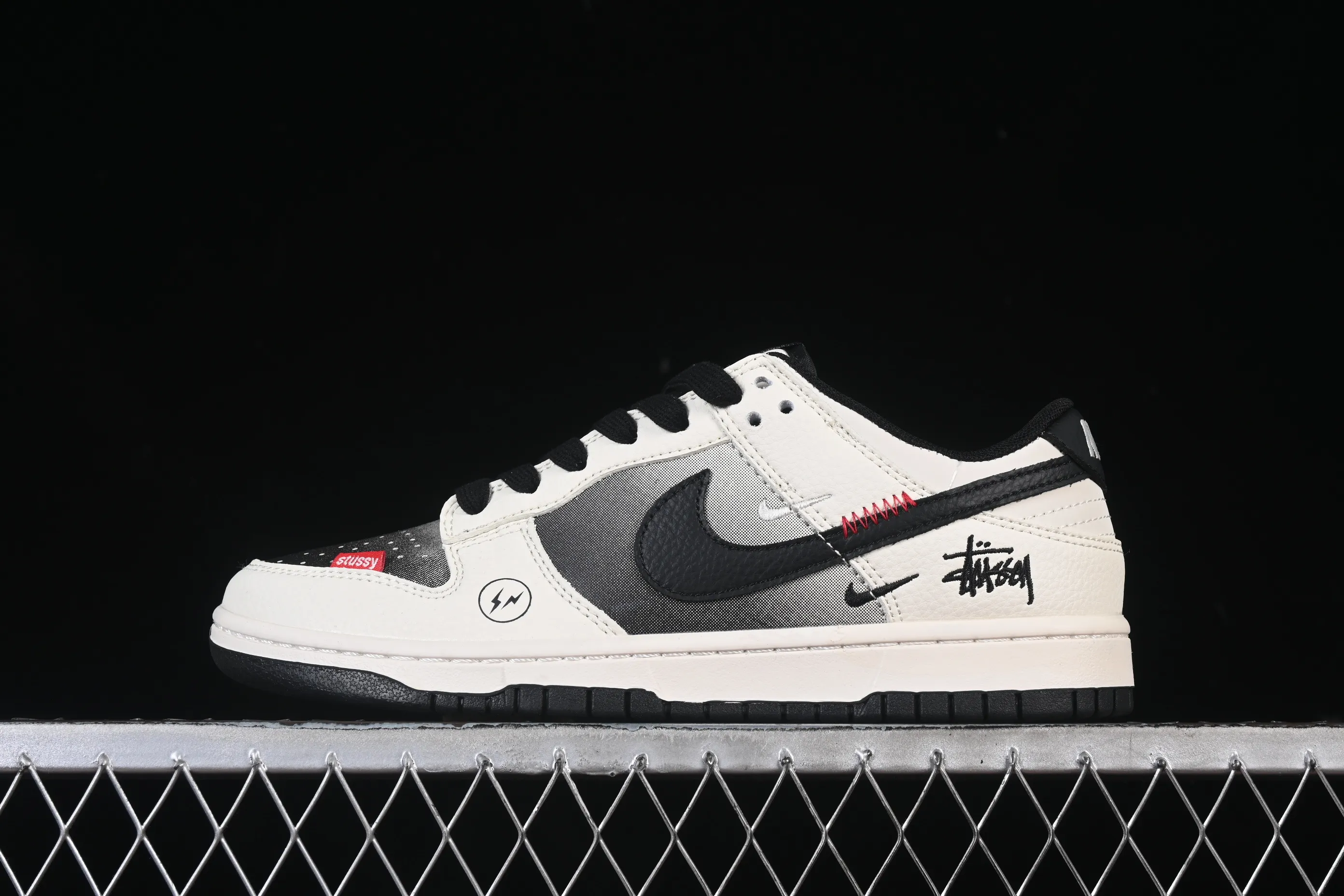 All categories Nk SB Dunk Series Nk SB Dunk Low High-end customized low-top sneakers Nike SB Dunk Low Stusi co-branded Lightning gradient beige black Anniversary high-end customized low-top casual sneakers QW5836-020